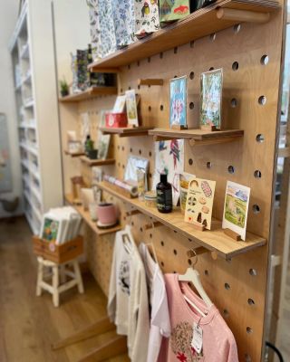 Pegboardy zdobí prodejnu @epipi_prodejnaradosti Pegboardy slouží jako paraván k oddělení prostor v prodejně. Zároveň na...